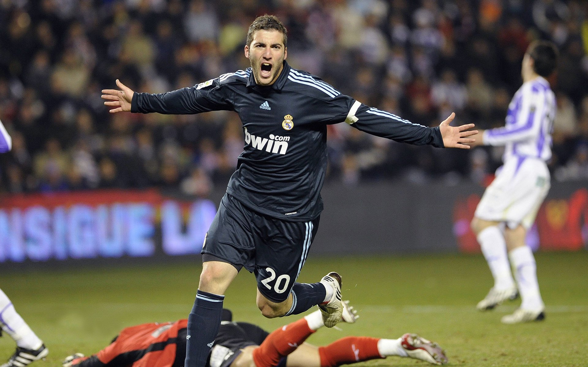 法甲竞赛节奏加快，比赛精彩纷呈，法甲比赛集锦